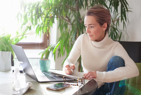 Teilnehmende in einer Pflegefortbildung